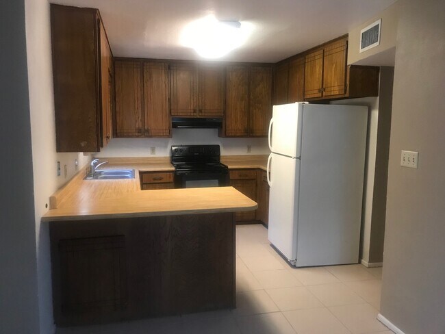 Building Photo - Centrally located 3 bedroom condo