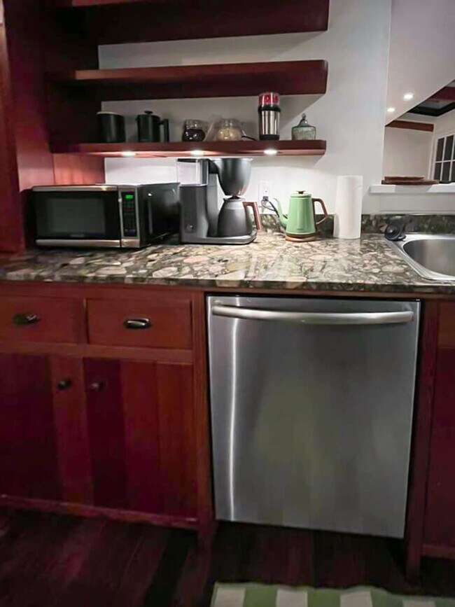 Building Photo - 522 Cascade Dr