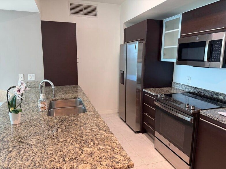 Building Photo - 951 Brickell Ave