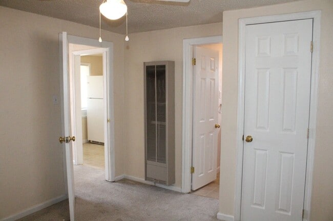 Building Photo - Upstairs 1 Bedroom, 1 Bathroom Unit in Ant...