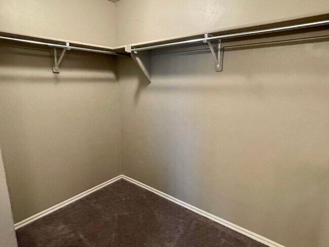 Building Photo - Great 4 Bedroom In Yukon Schools