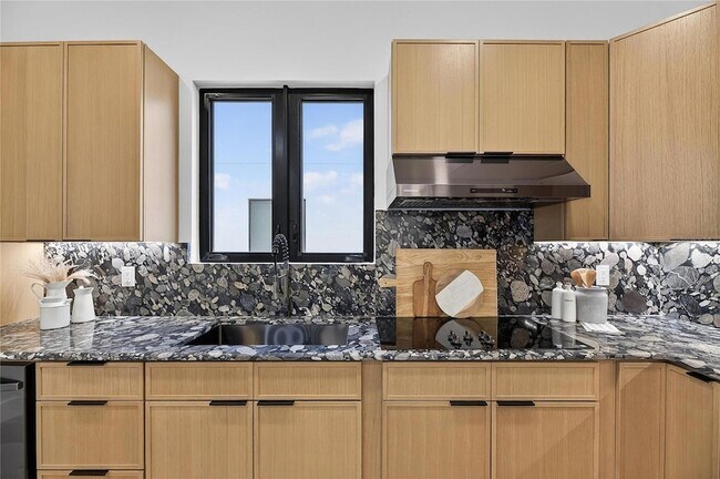 Building Photo - 2335 Oak Terrace