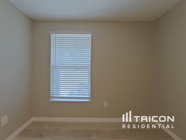 Building Photo - 1124 Jadewood Ave