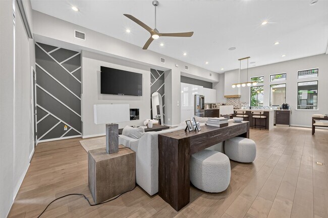 Building Photo - 607 Memorial Heights Dr