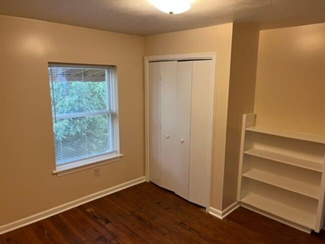 Building Photo - Charming 4 Bedroom 2 bath apartment near d...