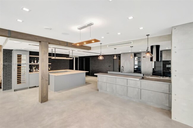 Building Photo - 495 Brickell Ave