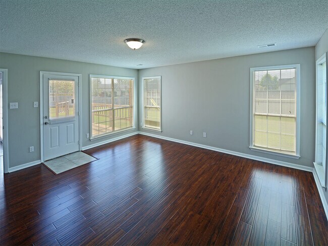 Building Photo - 5 Bed, 3.5 bath over 3300 square feet with 2 master suites near Hacks Cross and 385