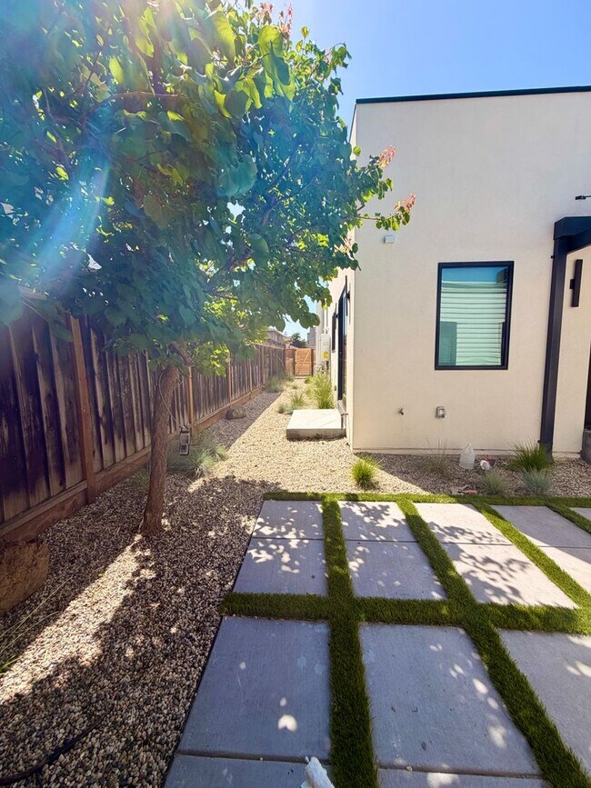 Building Photo - Never-Lived-In Luxury: 1,408 Sq Ft Detached Single-Family Home with Private Office — Downtown Sun...