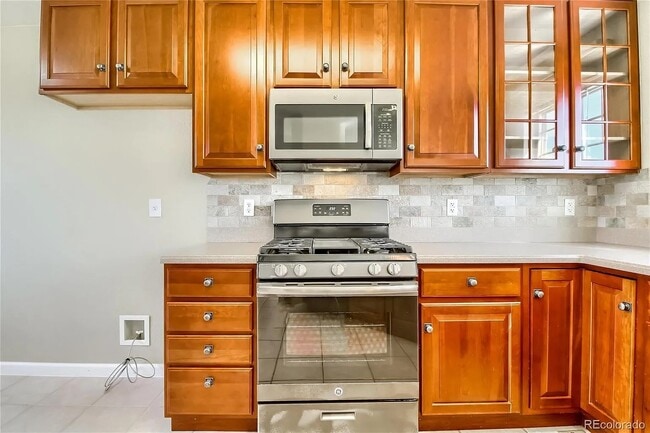 Building Photo - Stunning 3 bedroom townhome!
