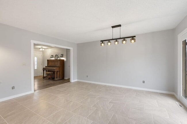 Building Photo - NEWLY REMODELED HOME | 3 Bedroom | 2 Bath ...
