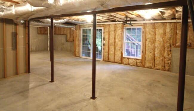 Building Photo - Privacy, Space, and Modern Comfort in Salem