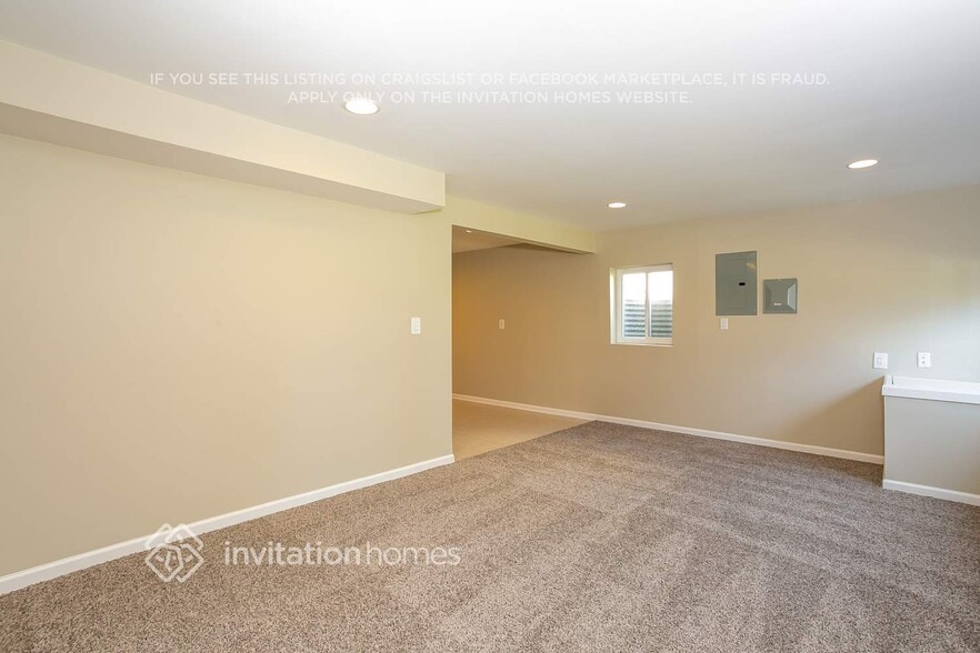 Building Photo - 484 Columbine Ln