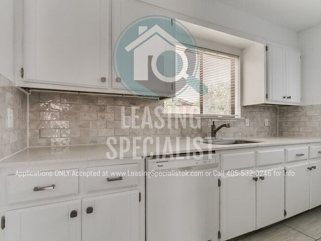 Building Photo - 2 Bed 2 Bath Garden Home in SW OKC's The R...