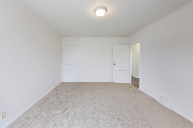 Building Photo - Bright Corner Home with Family Room, Yard & Laundry in Prime Sunset Location!