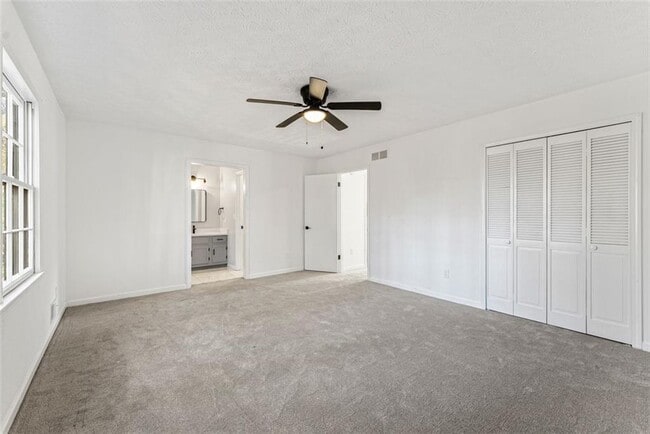 Building Photo - 444 Wellington Way