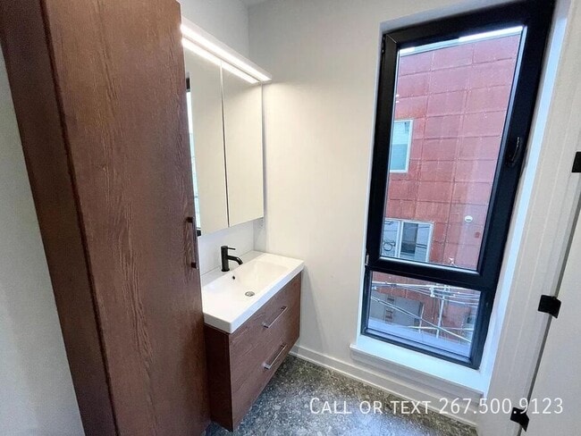 Building Photo - 1306 N Front St