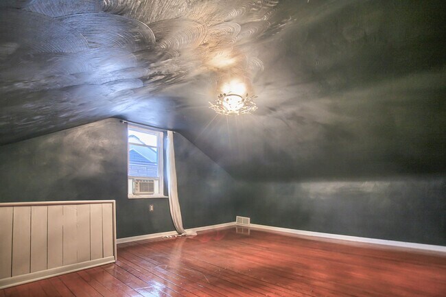 Building Photo - Charming 3 bed, 2 bath, south side flats h...