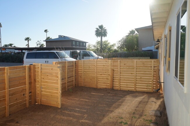 Building Photo - 2 bedroom townhome newly renovated ready f...