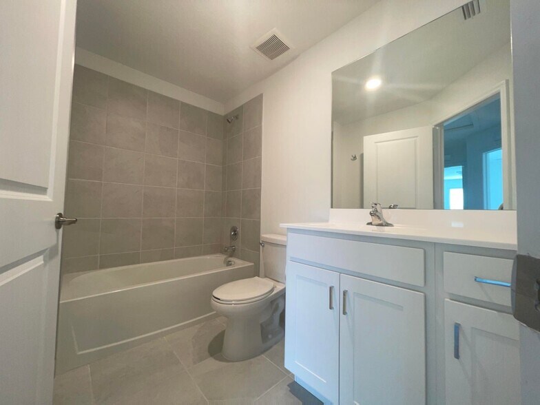 Building Photo - 6907 Broadwater Ln