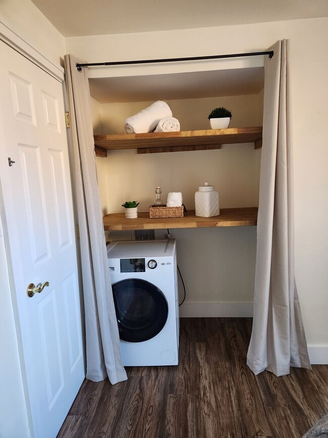 Building Photo - Old Town Duplex!