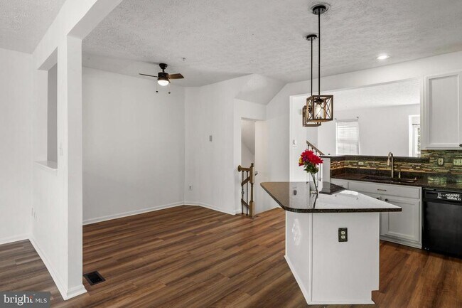 Building Photo - 9805 Redwing Dr