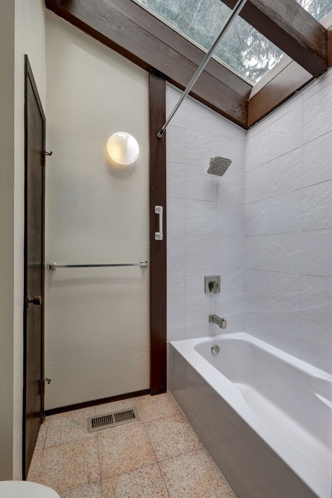 Building Photo - Spacious 4BR 2.75BA Tri-level home in quie...