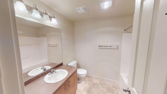 Building Photo - Perfect For Nursing Student - Beautiful Condo w/ Garage. Close To St. Vincents Hospital