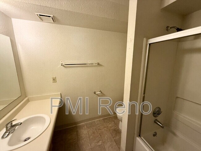 Building Photo - 160 Park St