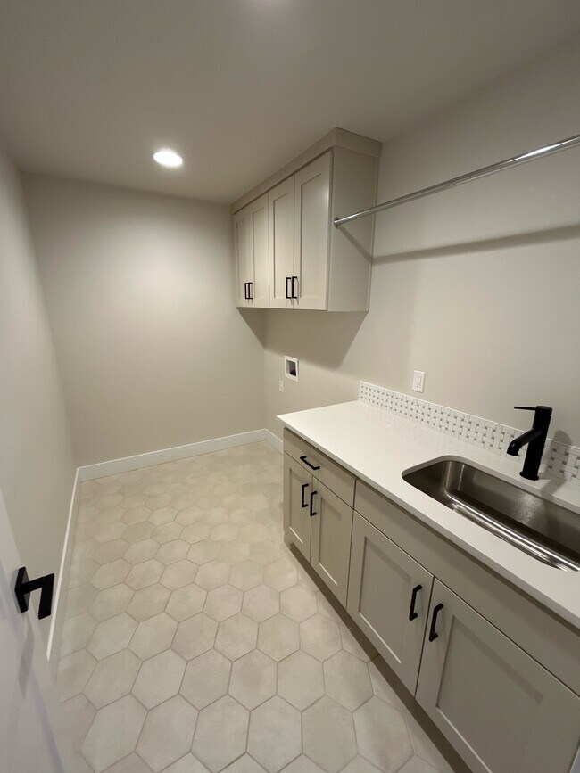 Building Photo - 20211 Glen Vista Rd