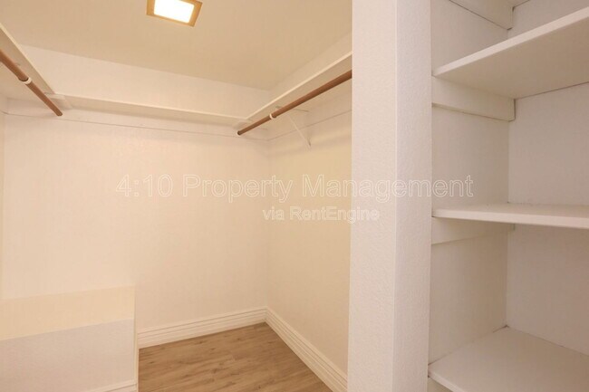 Building Photo - 951 E Leeward Ln