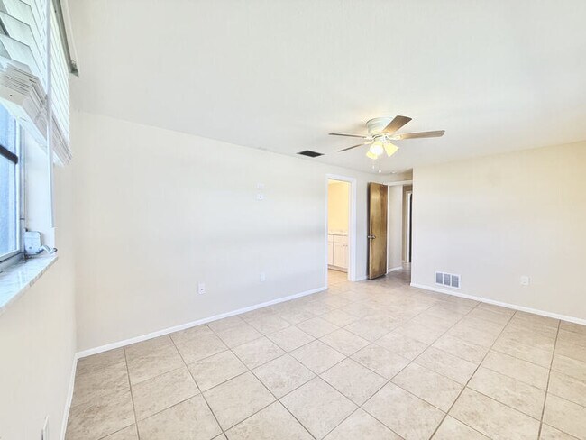 Building Photo - 8026 Brighton Dr