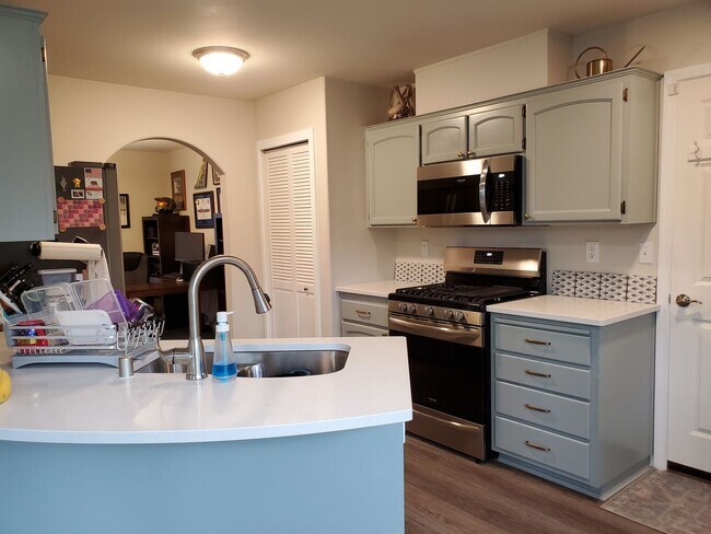 Building Photo - ***PENDING APPLICATION***Beautiful 3 Bedroom Home with Massive Garage and Bonus Room