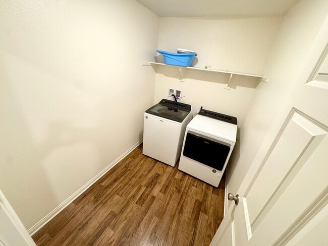 Building Photo - Beautiful 3 bedroom plus bonus room Home