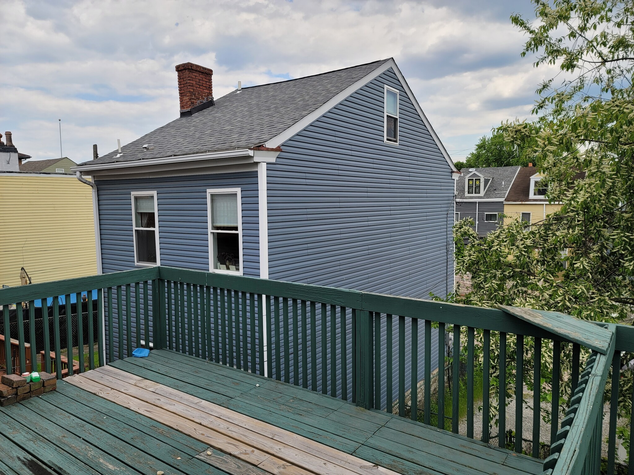 Deck - 3932 Howley St