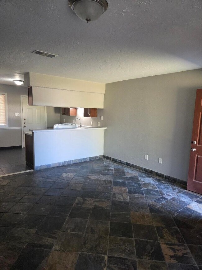 Building Photo - 2000 Bahama Dr