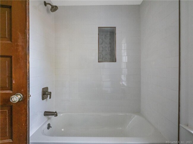 Building Photo - 18 Graves Ave