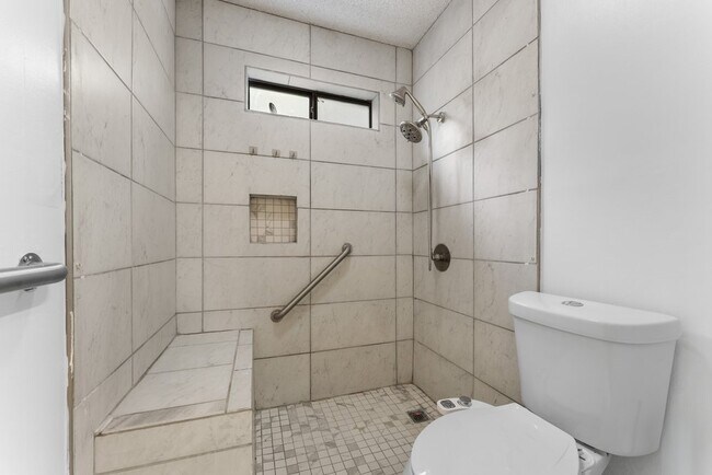 Building Photo - 2526 Town Briar St