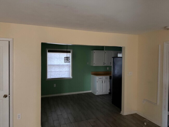 Building Photo - 6615 Hartford Dr