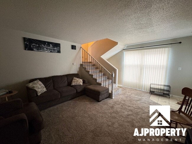 Building Photo - 4620 S Louise Ave