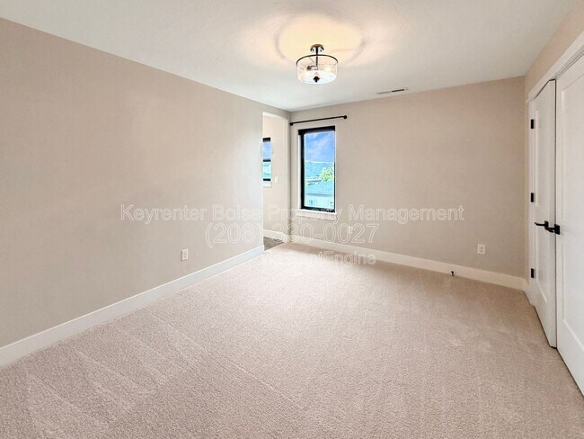 Building Photo - 8343 W Sparks Lake Dr