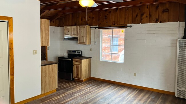 Building Photo - Newly remodeled Studio duplex