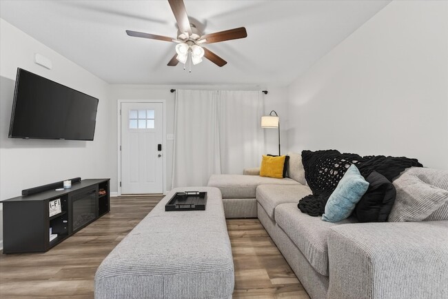 Building Photo - 409 Hillside Dr