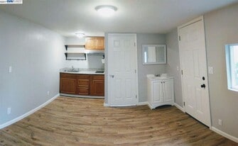 Building Photo - 652 3rd St