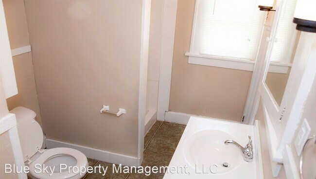 Building Photo - 4 br, 1 bath House - 400 N. Reserve St.