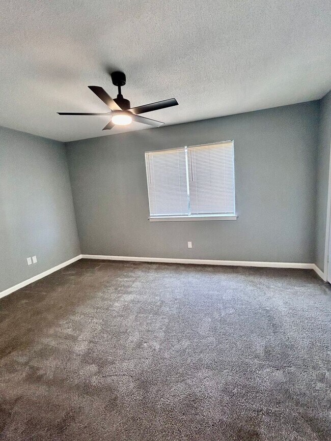 Building Photo - Newly Renovated Townhouse in Oakhaven