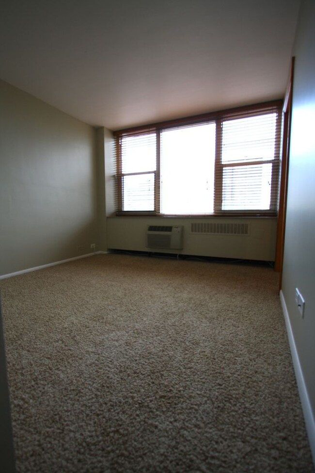 Building Photo - Updated 1 Bed, 1 Bath Steps to the Lake Av...