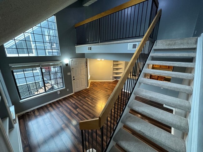 Building Photo - Sophisticated 2 Bed 2 Bath Condo with Loft...