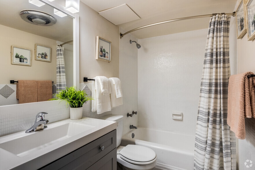 2BR, 2BA - 1032SF - Lake Lucerne Towers