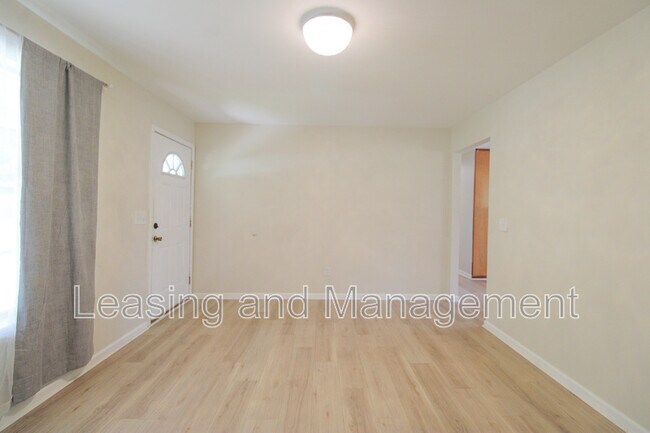 Building Photo - 305 Millcreek Dr