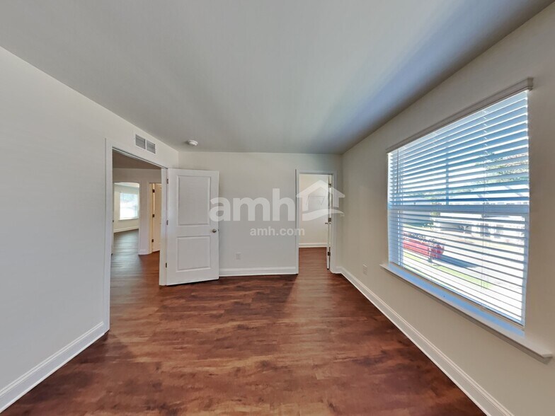 Building Photo - 564 Rivermist Dr